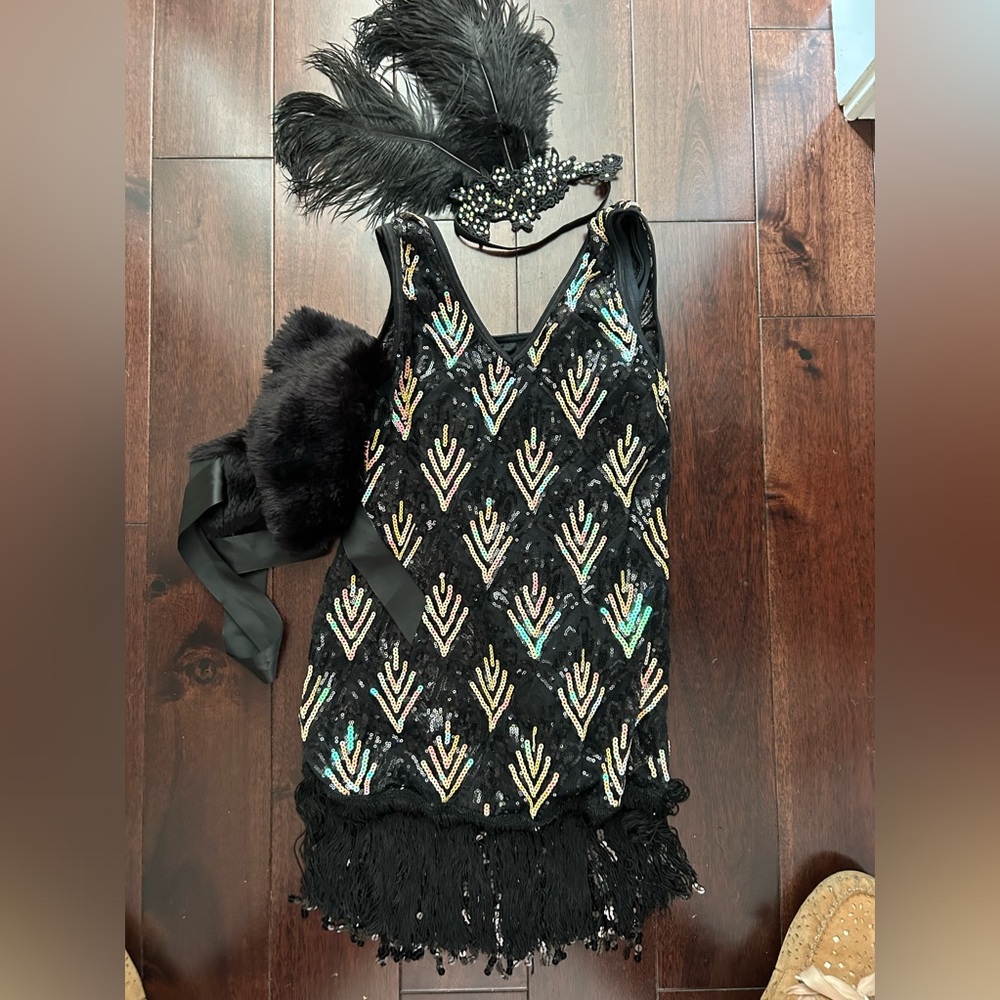 Flapper dance or Halloween costume with fur shawl and headpiece.